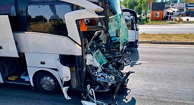 Yolcu otobüsünün çarptığı kamyonet sürücüsü hayatını kaybetti, 15 kişi de yaralandı