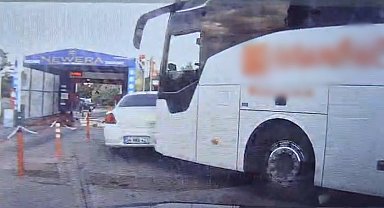 Yolcu otobüsünün çarptığı otomobilin sürüklendiği anlar araç kamerasına yansıdı