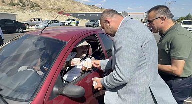 Yolculuk yapan vatandaşlara coğrafi işaretli pirinçten yapılan pilav ikram edildi