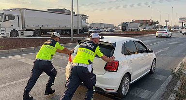 Yolda kalan sürücünün imdadına trafik jandarması yetişti