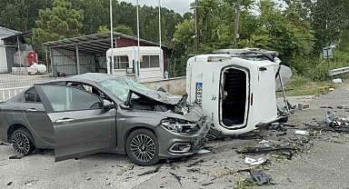 Yoldan çıkan araç havalanarak otomobilin üzerine düştü: 4 yaralı