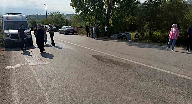 Yoldan çıkan otomobil ağaçlık alanda yan yattı