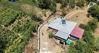Yolu olmayan yatalak vatandaş için köylü arazisini verdi, belediye yol yaptı