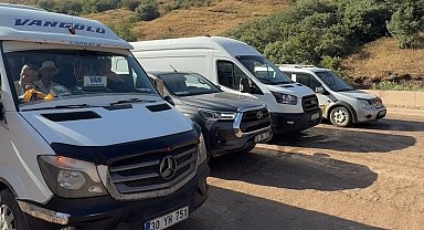 Yüksekova-Van karayolundaki çalışmalar sırasında araç kuyruğu oluştu