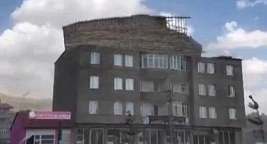 Yüksekova'da ani fırtına bir binanın çatısını uçurdu