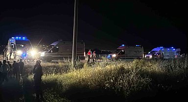 Yüksekova'da hafif ticari kamyonet takla attı: 4 yaralı