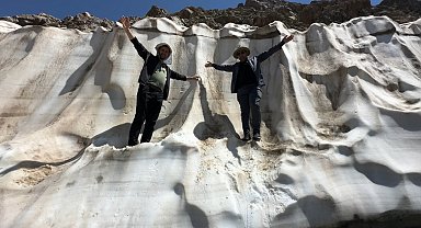 Yüksekova'da iki mevsim bir arada: Ağustos ayında metrelerce yükseklikteki kar tünelleri ziyaretcilerini ağırlıyor
