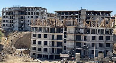 Yüksekova'da vatandaşlar için devlet 48 konutluk binalar yapımına devam ediyor