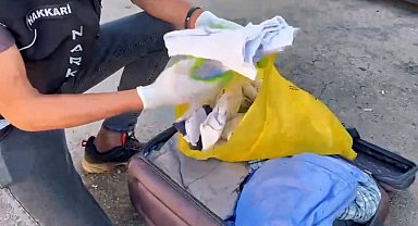 Yüksekova'da zehir tacirlerine darbe: Kıyafetlere emdirilmiş 13 kilo metamfetamin ele geçirildi
