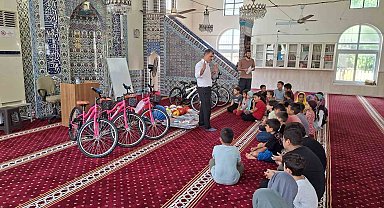 Yumurtalık'da Kur'an kursunu tamamlayan öğrencilere hediye