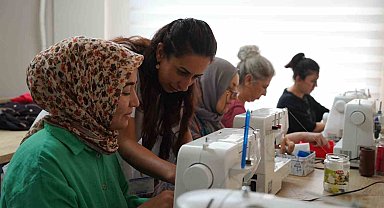 Yunusemre'de kadınlar dikiş kurslarıyla üretime katılıyor