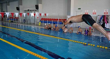 Yüzme havuzunda geleceğin sporcuları yetişiyor