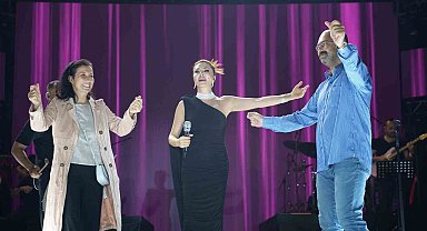 Zafer Bayramı ve festival coşkusu bir arada yaşatıldı: Ebru Yaşar kulakların pasını sildi