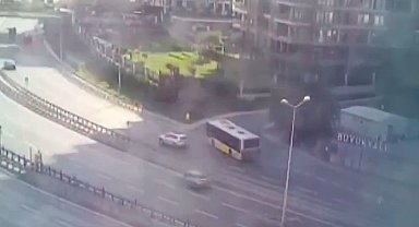 Zeytinburnu'nda İETT otobüsünün site duvarına çarpma anı kamera