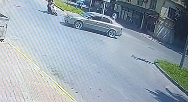 'DUR' levhasına uymayan otomobile çarpmamak için fren yaptı sürüklenen motosikletteki baba-oğul yaralandı