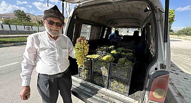 'Elmacı Dede' bin 800 kilometre yol kat ederek askerlere üzüm getirdi