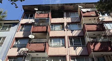 4 katlı binanın üst katında çıkan yangın paniğe neden oldu