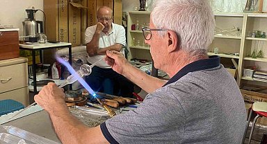 70 yaşındaki adam laboratuvar için ürettiği camları şimdi sanat için şekillendiriyor