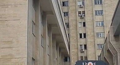 9. kattaki cama çıktı, polis ekiplerinin ikna çalışmasıyla indirildi