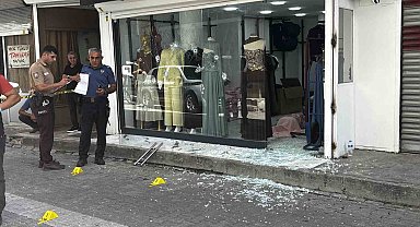 Adana'da iş yerine silahlı saldırı: Cama 9 kurşun isabet etti