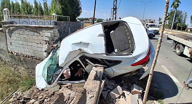 Ağrı'da iki aracın karıştığı feci kazada 4 kişi yaralandı