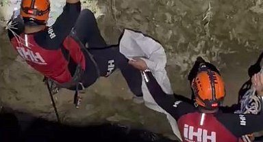 Alanya'da 10 metrelik su kuyusunda mahsur kalan kediyi ekipler kurtardı