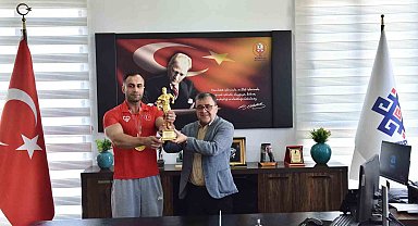 Altıeylül'ün sporcusu Ömer Pullu Türkiye şampiyonu oldu