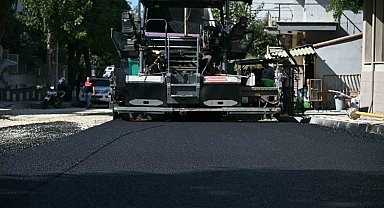 Altyapısı yenilenen caddede asfalt çalışması başladı