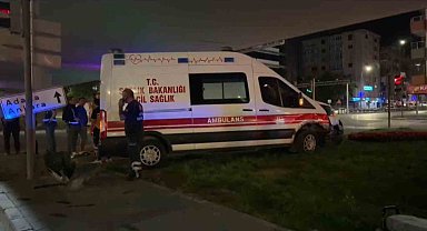 Ambulans ile otomobil çarpıştı: 6 yaralı