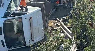 Anadolu Otoyolu'nda bakım aracına çekici çarptı: 3 yaralı