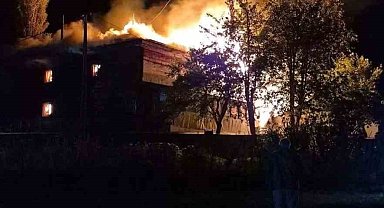 Artvin'de tarihi camide çıkan yangın lojmana sıçradı