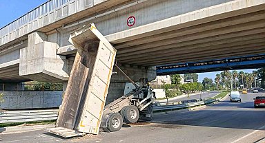 ASKİ kamyonunun damperi köprüde takılı kaldı