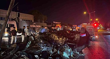 Aydın'da direğe çarpan otomobil paramparça oldu: 4 yaralı