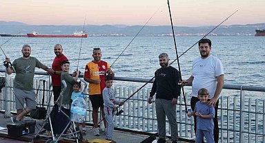 Babalar ve çocuklar oltalarını Eskihisar'da attı