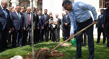 Bakanı Çiftçi, adını taşıyan çınar fidanını dikerek can suyu verdi