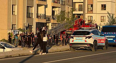 Balkon demirlerinde asılı kalan kadını, alt kattaki balkona tırmanarak kurtardı