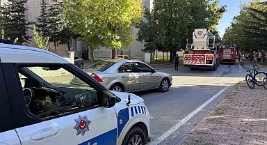 Balkonda çıkan yangın eve sıçramadan söndürüldü