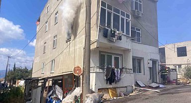 Bandırma'da apartman yangını itfaiye ekiplerince söndürüldü