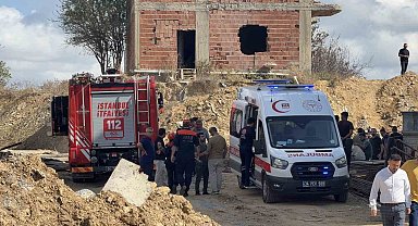 Başakşehir Şamlar Mahallesi'nde inşaat alanında toprak kayması yaşandı. Bölgeye itfaiye ekipleri sevk edildi. İlk belirlemelere göre göçük altında kalan 3 işçiden 2'si kurtarıldı. Göçük altındaki 1 işçiyi kurtarma çalışmaları devam ediyor