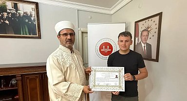 Bayram namazından etkilenip Müslüman oldu