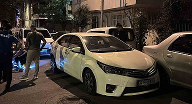 Bayrampaşa'da polisin 'dur' ihtarına uymayan otomobil sürücüsü park halindeki araçlara çarptı: 1 gözaltı