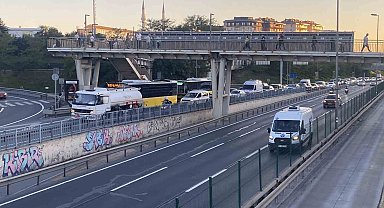 Beyoğlu'nda arızalanan tanker E5'te trafiği kilitledi