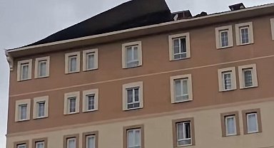 Bingöl'de kuvvetli rüzgar çatıları uçurdu