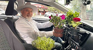 Bu taksi adeta çiçek bahçesi