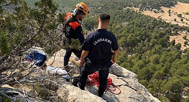Burdur'da 3 gündür sarp arazide mahsur kalan 6 küçükbaş hayvan ekipler tarafından kurtarıldı