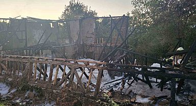 Bursa'da metruk bina alevlere teslim oldu