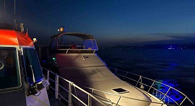 Çanakkale Boğazı'nda içinde 2 kişinin bulunduğu sürüklenen tekne kurtarıldı