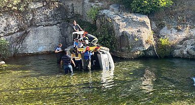 Çivril'de otomobil göle uçtu, sürücü yaralandı