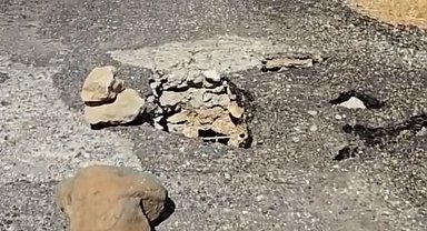 Çüngüş'te bozulan yol tehlike saçıyor