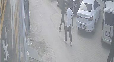 Darbedilen kadını kurtarmak isteyen gencin bıçaklı saldırıya uğradığı anlar kameraya yansıdı